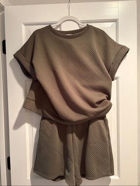 She + Sky Quilted Olive Green Short Sleeve Top and Shorts Set